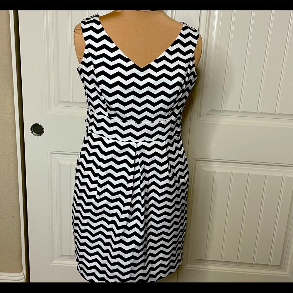 Gorgeous looking sleeveless White House Black Market dress